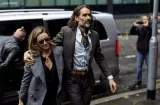 Modifican cargo a Russell Brand en Londres pero sigue el juicio por violación