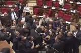 Diputados oficialistas y opositores se sacan la... en Parlamento de Armenia