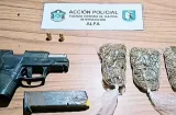 Caen dos sujetos con pistola y presunta droga dentro de un amarillito 