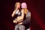 Karol G en el ojo de las críticas por sensual actuación con Young Miko