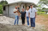 Mulino no quiere cuentos y supervisa construcción de casas tras el sismo