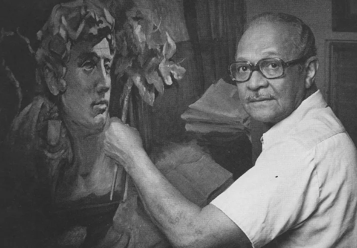 El maestro Juan Manuel Cedeño y una de sus obras. Foto tomada del libro “Tiempo y Color, 16 Pintores de Panamá”.