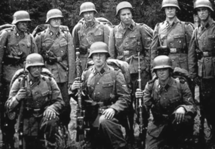 Erhard Mossack, el primero por la derecha, como parte de uno de los escuadrones de las temibles Totenkopf (cabeza de muerto).