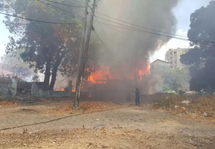Escena del incendio en las barracas. (Fotos: Bomberos)