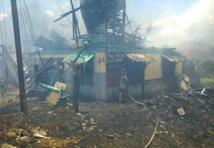 La estructura colapsó a consecuencia del fuego. (Foto: J. Arosemena)