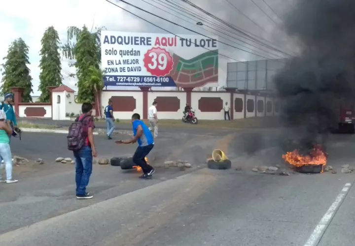 Los manifestantes queman llantas para obstruir la vía. (Foto:Mayra Madrid)