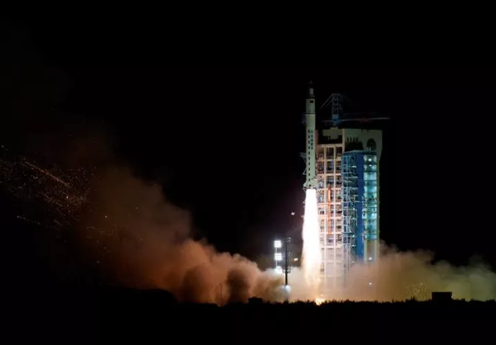 Vista del satélite de investigación científica SJ-10 propulsado por cohetes Larga Marcha 2D durante su lanzamiento en Jiuquan, China, el pasado 6 de abril.  /  EFE