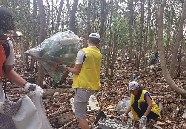 Para MiAmbiente, el Patronato Panamá Viejo y la Fundación para la Conservación del Mar, que con el patrocinio y colaboración de instituciones y organizaciones, llevaron a cabo la primera jornada de limpieza de manglares, con el objetivo de mitigar los impactos que generan los desechos en los sistemas marinos y la salud de los residentes.