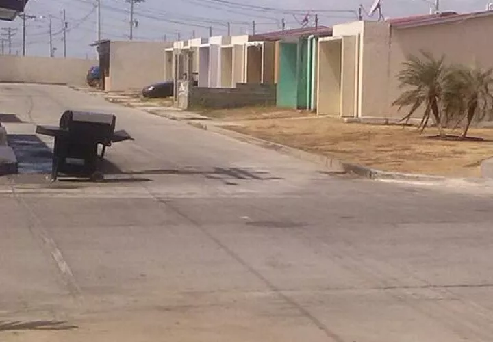 Moradores de la barriada Brisas del Mirador del Bosque en Pacora solicitan a la propietaria o propietario del asador que aparece en la gráfica que lo quite de la vía porque muchos taxistas y residentes de la barriada tienen que esquivarlo para evitar colisionarlo. Foto Cortesía 