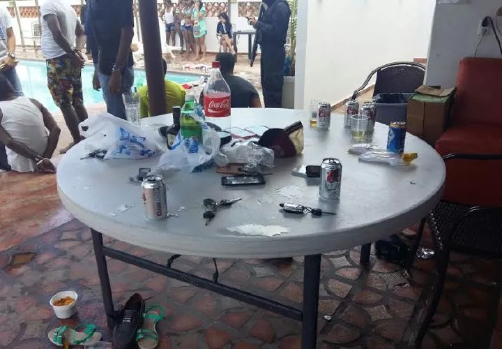 Así quedó la mesa, luego del operativo sorpresa en el hotel en Coronado.  Foto Cortesía