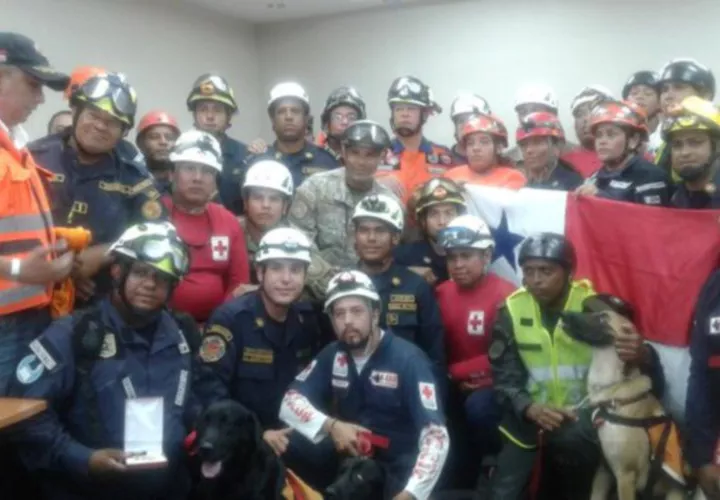 Para el equipo de 36 rescatistas panameños que estuvieron seis días en Ecuador trabajando en labores de búsqueda y rescate de personas atrapadas en los escombros, luego del devastador terremoto de hace 11 días. El domingo regresaron junto con cuatro perros de rescate, y recibieron todos los honores. 