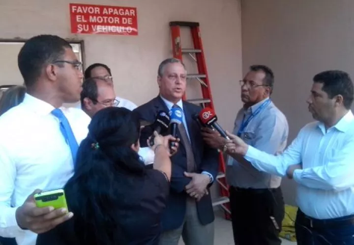 Funcionarios de la CSS inspecciona labores de limpieza en hospital. (Fotos: CSS)