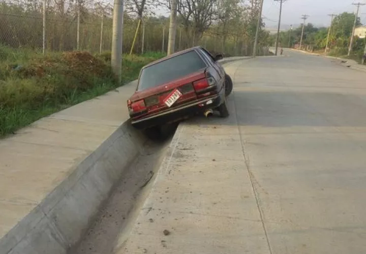 Este vehículo fue abandonado en Caimitillo. (Foto:PN)