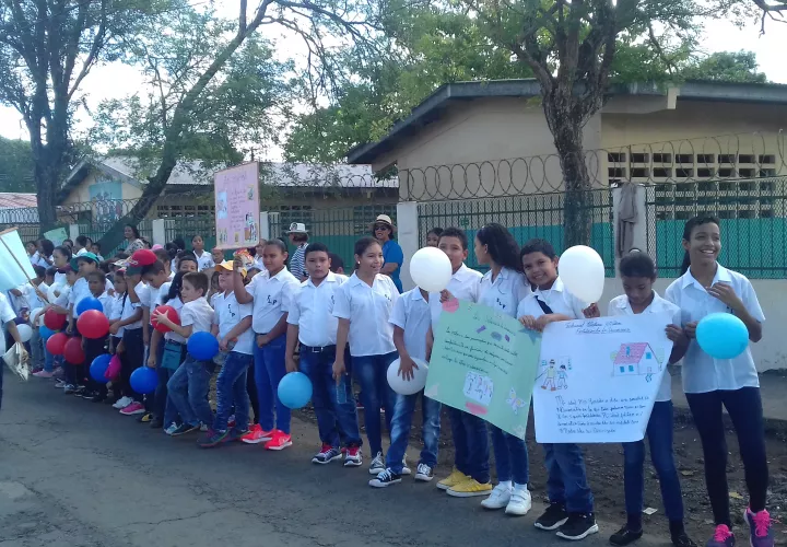 Cadena humana por estudiantes solicitan paz y no más violencia. 
