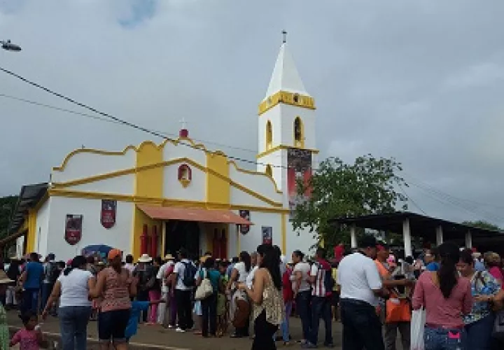 Desde horas de la madrugada de este domingo largas filas de peregrinos que esperan llegar hasta donde está la imagen.  /  Foto: Víctor Rodríguez