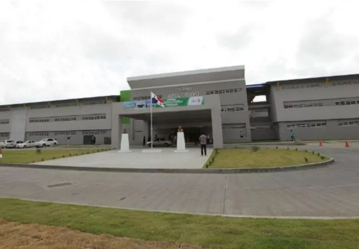 Para esos que a través de las redes sociales han lanzado amenazas contra el colegio Abel Bravo y el Benigno Jiménez, en la provincia de Colón. El tema ha puesto en alerta a las autoridades de los planteles y los padres de familia. Se habla de que son pandilleros, así que hay que identificar quiénes son y hacer que escarmienten.