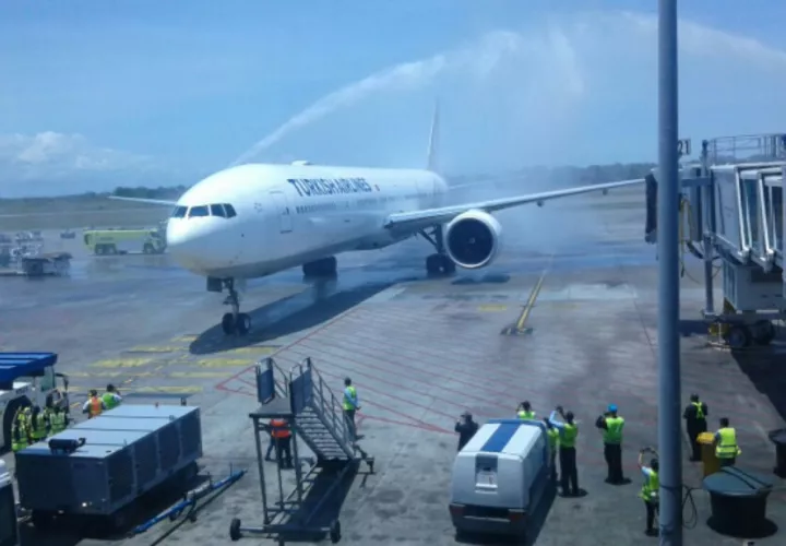 Llegada del avión. (Foto:ATP)