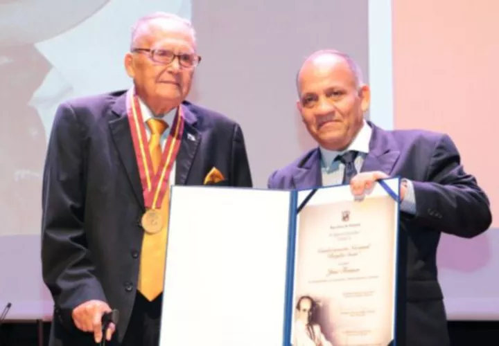 Para el Ministerio de Educación y para el Instituto Nacional de Cultura por la canallada que le han hecho al poeta José Franco. En el homenaje que le hicieron, la medalla que le otorgaron tuvo que devolverla porque tenía el nombre de otra persona, y encima, uno de los cheques que le dieron no tenía fondos y al otro le faltaba la firma.