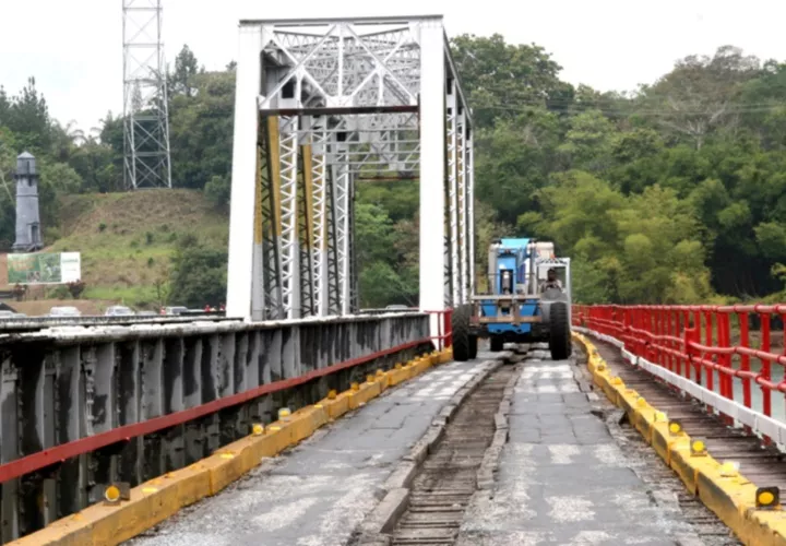 A los usuarios del puente Gamboa sobre la carretera Gaillard, pues estará cerrado parcialmente del 9 de mayo al 20 de junio los días lunes, martes y jueves, en horario de 9:30 a.m. a 12:00 m.d., con el fin de que la temporada de lluvias no retrase los trabajos de mantenimiento que lleva adelante la oficina de Bienes Revertidos del MEF.