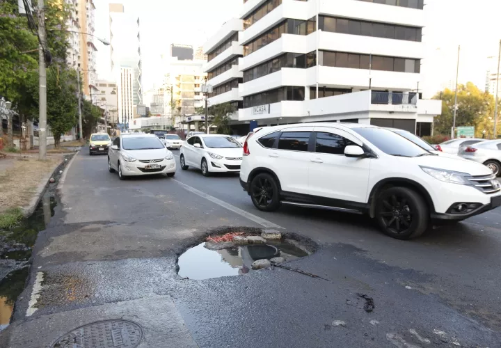 Parece que a las cuadrillas del Ministerio de Obras Públicas se les ha olvidado reparar el tramo antes de llegar a la entrada de La Cresta en la Vía España. Foto Josué Arosemena Crítica