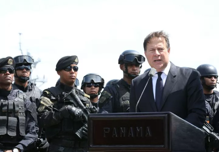 Para el presidente Juan Carlos Varela, quien demostró ayer todo lo que se ha venido diciendo de él, y todo en un discurso. Que no tiene tolerancia a la crítica, que no está capacitado para el puesto que está ocupando, y que sus decisiones son “tortuguísticas”. El hombre estaba irascible, y quería que la prensa hablara de lo que él quería. 