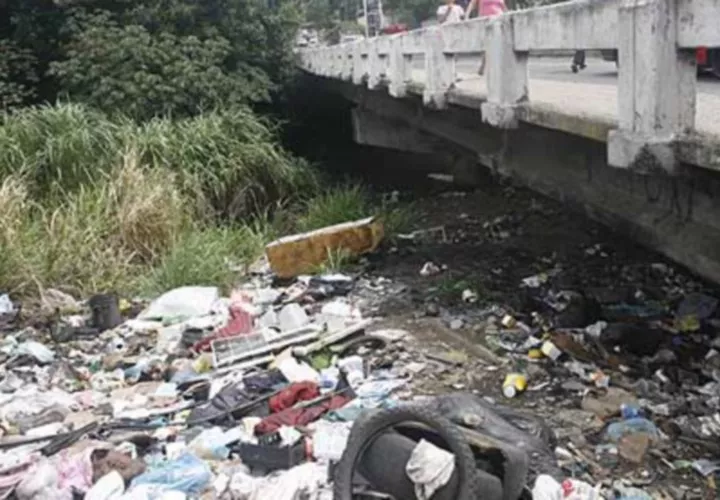 Para aquellos ciudadanos inconscientes que continúan arrojando basura y electrodomésticos a las quebradas, ríos y alcantarillados provocando de esta manera la gran cantidad de inundaciones que actualmente se registran a lo largo y ancho de la ciudad capital y provincias.