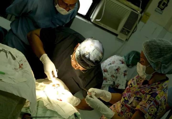 La intervención es fruto de tres años de planificación, especialmente para abordar el complicado proceso de reconstrucción vascular y de capilares sanguíneos.   /  EFE Archivo