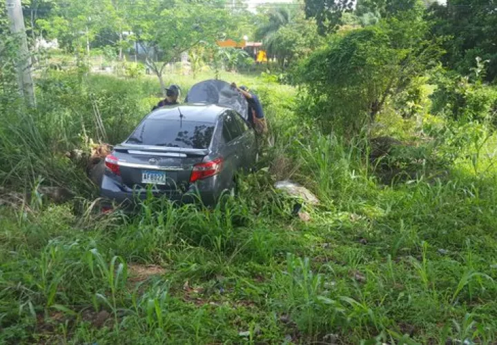 Se investiga cómo el auto terminó saliéndose del camino.  /  Foto: @bomberoveraguas 