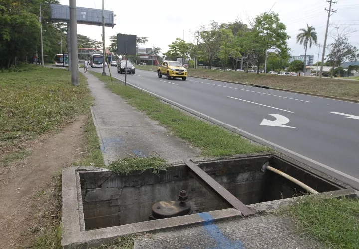 Pasan los meses y esta tapa de alcantarilla no ha sido remplazada, luego de que personas del malvivir la desaparecieran. Foto Edwards Santos Crítica