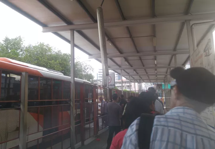 Reportan que varias lámparas ubicadas en la zona paga del metrobús frente al mercado San Felipe Neri se encuentran dañadas y otras están a punto de caerles a los usuarios que diariamente utilizan este lugar para abordar sus buses. Foto Josué Arosemena Crítica