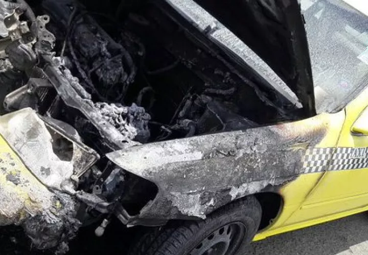 El vehículo quedo inservible.  / Foto: @luischeponews