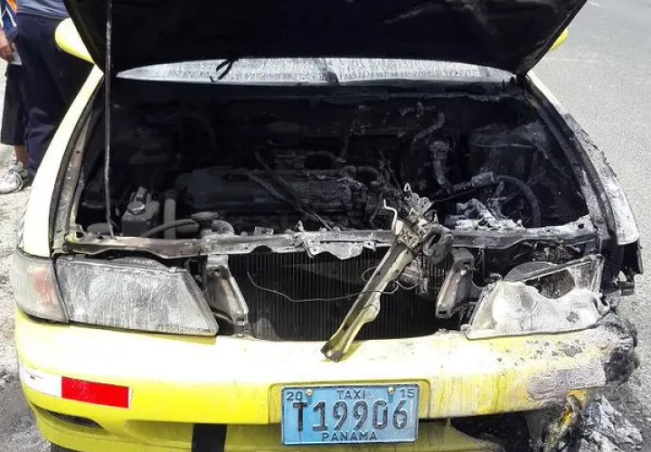 El vehículo quedo inservible.  / Foto: @luischeponews