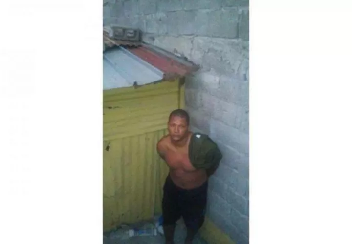 Para el sistema penitenciario. ¿Cómo es que el mismo tipo, que ha sido condenado dos veces, una de ellas por homicidio, se escapa tres veces de la misma cárcel? Se trata de Rafael Miguel Evans Tejada, quien se volvió a escapar recientemente, junto con Jorge Isaac Jiménez Rivas. Esto es vergonzoso.