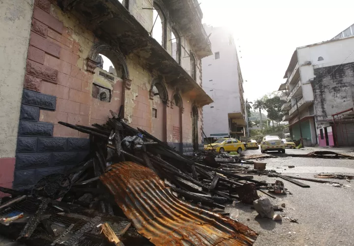Reportan que desde hace meses, tras el incendio ocurrido en un edificio en la calle Santa Rosa, en Santa Ana, ninguna autoridad ni los propietarios de este inmueble han recogido los escombros producto de este siniestro. Foto Josué Arosemena Crítica