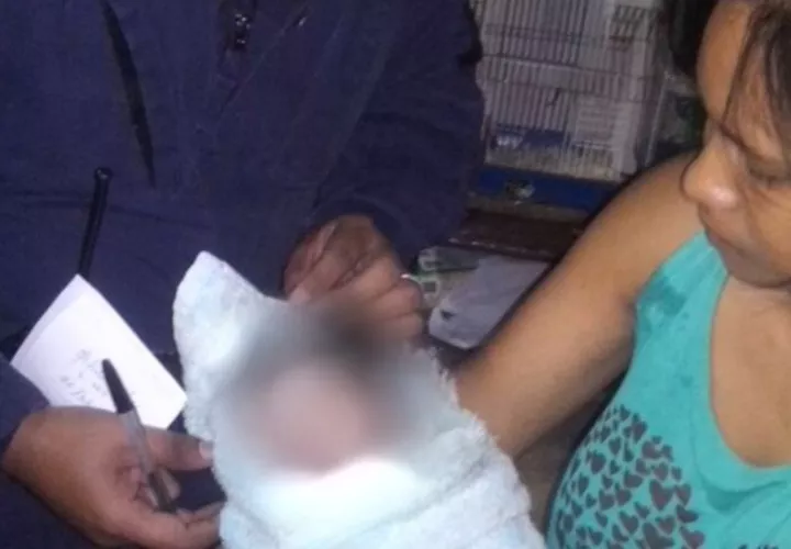 Para dos unidades de la Policía Nacional y para el señor José Gómez, quienes rescataron ayer en horas de la madrugada a un recién nacido que cayó a una letrina en el momento en que la madre, sorpresivamente, lo daba a luz. El bebé fue sacado y trasladado al hospital más cercano. ¡Ángeles que cuidaron a esa criatura!