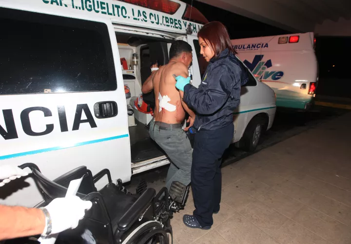 El herido es trasladado hacia el HST. (Foto: Alexander Santamaría)