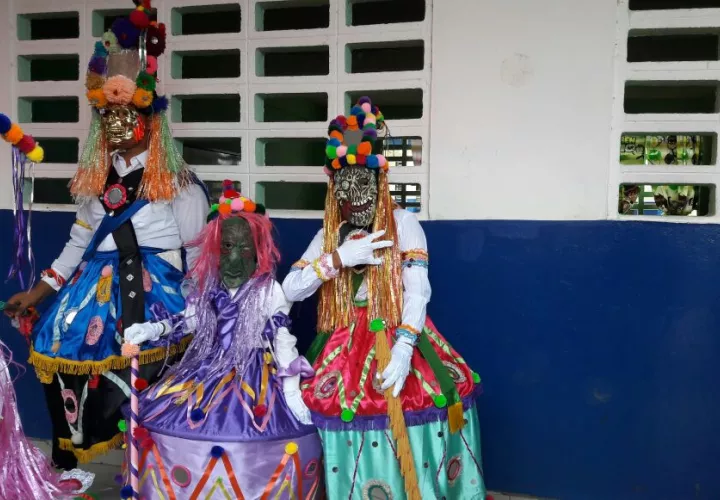 Diablos espejos esperan su turno para danzar.  /  Foto: Cortesía