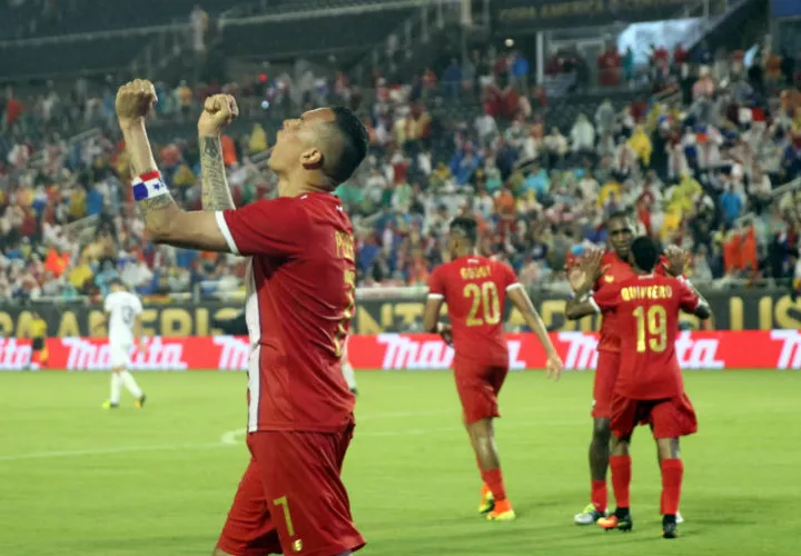 Blas Pérez anotó dos goles ante Bolivia.