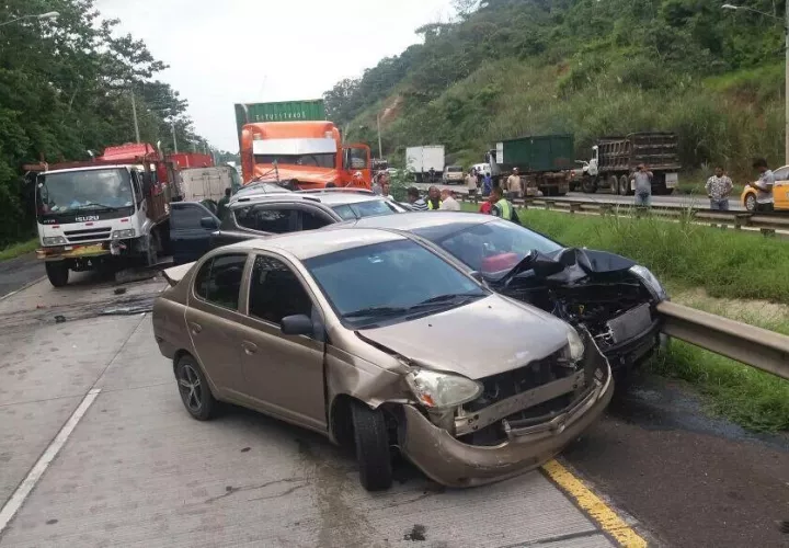 Varios vehículos fueron arrastrados por la mula.  /  Foto: @gropoelite507