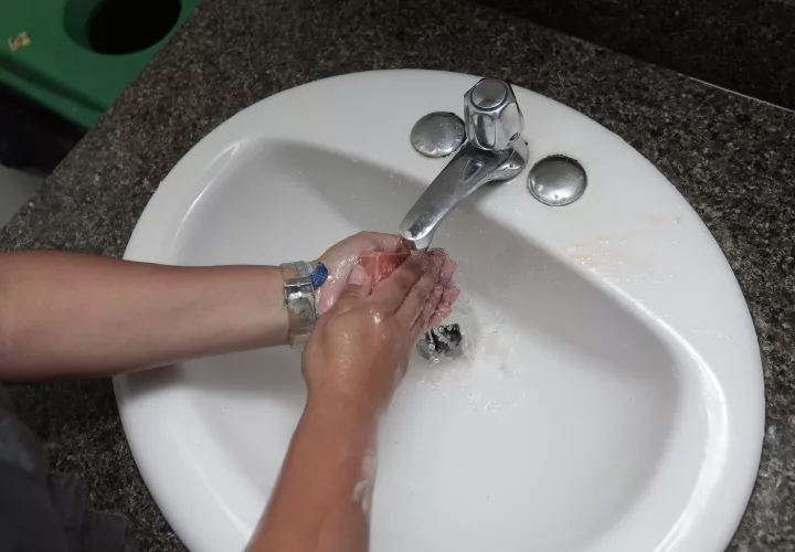 Para la gente de Los Pueblos, San Antonio, hotel Country Club Inn, Metromall, Las Acacias, Don Bosco, Los Caobos, Bello Horizonte, Teremar y Villa de Las Acacias, pues el Idaan informó que no tendrán suministro de agua hoy miércoles de 8 a.m. a 4 p.m.; por trabajos de interconexión de una tubería.