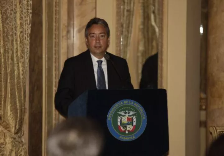 Para el superintendente de Seguros, José Joaquín Riesen, quien está en tremendo lío por firmar un memorando de entendimiento con Colombia que permite a las autoridades de ese país inspeccionar dentro del territorio nacional a empresas del centro financiero de Panamá. ¡Los banqueros están encrespados!