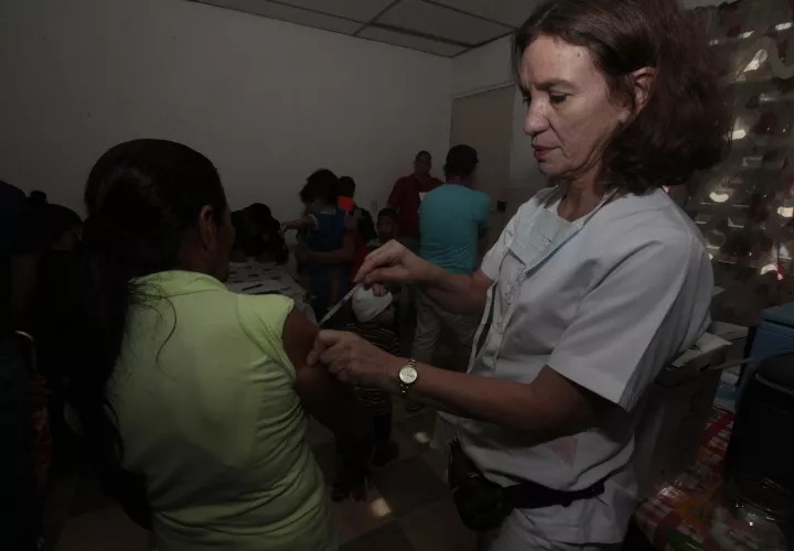 A todos los panameños y panameñas, para que aprovechen la coyuntura de llegada de nuevas vacunas contra la influenza y que se están aplicando en más de 100 centros de salud y policlínicas de todo el país. La influenza A (H1N1) está pegando duro y lo más prudente es que aseguremos la salud de nuestros seres queridos.