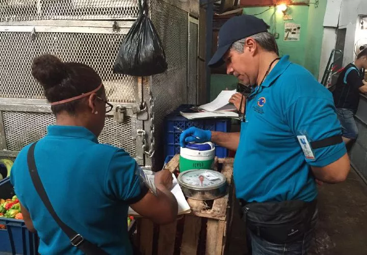 Para los vendedores y comerciantes que se quieren hacer los vivos con los consumidores. Recientemente, la Autoridad de Libre Competencia y Defensa del Consumidor (Acodeco) en Colón realizó operativos en varios comercios.