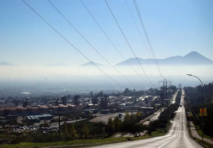 Vista de Santiago de Chile bajo una nube de contaminación, el 21 de junio de 2016.  /  Foto: EFE Archivo