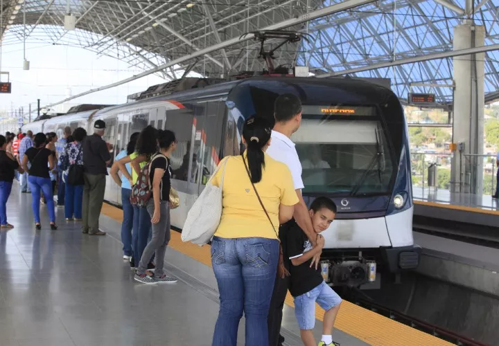 Para los pasajeros del Metro de Panamá porque ya se anunció lo que todo el mundo sabía que venía: van a aumentar el pasaje. No se dijo exactamente cuánto costará, pero el secretario del Metro, Roberto Roy, señaló que ya ni un raspao se puede comprar con 35 centavos. OK, pero tampoco pongan el pasaje caro ahora.