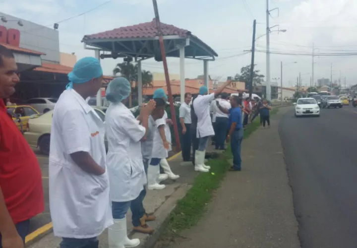Colaboradores del Súper 99 de Plaza Carolina. (Foto: Tráfico Panamá)