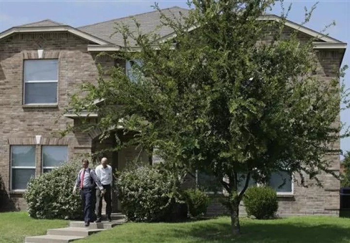 Los investigadores dejan la casa de Miqueas Xavier Johnson en el suburbio de Dallas, Mesquite, Texas, el viernes, 8 de julio de 2016.  /  Foto: AP