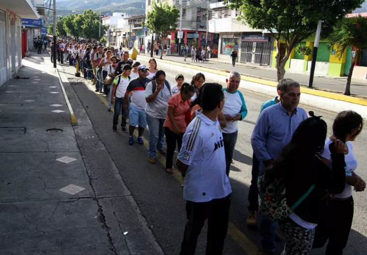 Cientos de personas aguardan en una calle antes de cruzar por el puente fronterizo "Simón Bolívar" entre Colombia y Venezuela, en la ciudad de San Antonio del Táchira (Venezuela).  /  Foto: EFE