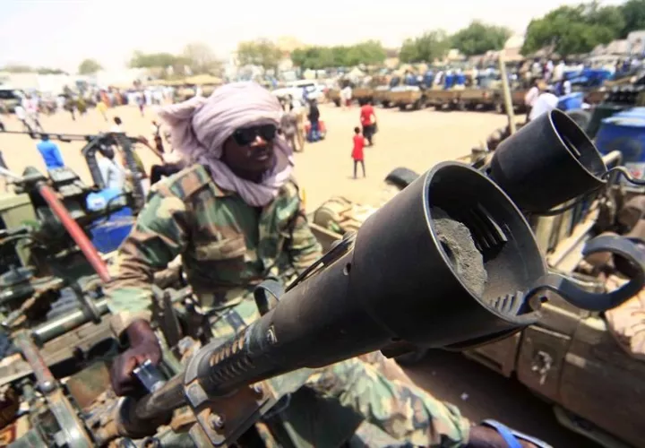 Un miembro de una milicia mantiene su posición junto a su arsenal militar, en la zona de combates del sur de Darfur, Nyala, Sudán.  /  Foto: EFE Archivo