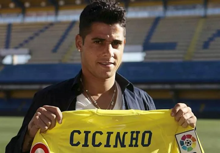 En España, Cicinho jugó en Villarreal y Real Madrid. Foto EFE